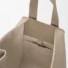 Kompakte „Hammock“-Tasche aus weichem, genarbtem Kalbsleder Kompakte „Hammock“-Tasche aus weichem, genarbtem Kalbsleder