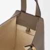 Kompakte „Hammock“-Tasche aus weichem, genarbtem Kalbsleder Kompakte „Hammock“-Tasche aus weichem, genarbtem Kalbsleder