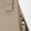 Kompakte „Hammock“-Tasche aus weichem, genarbtem Kalbsleder Kompakte „Hammock“-Tasche aus weichem, genarbtem Kalbsleder