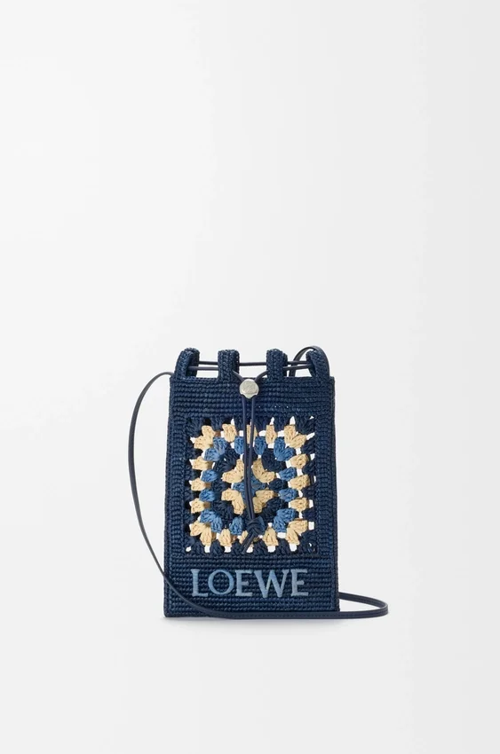 Kordelzugtasche aus klassischem Kalbsleder und Raffia Kordelzugtasche aus klassischem Kalbsleder und Raffia