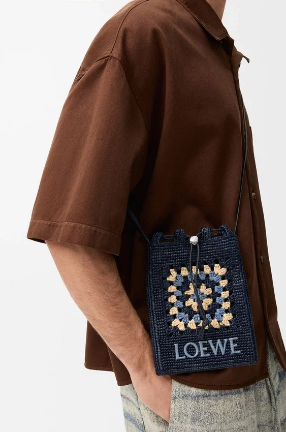 Kordelzugtasche aus klassischem Kalbsleder und Raffia Kordelzugtasche aus klassischem Kalbsleder und Raffia