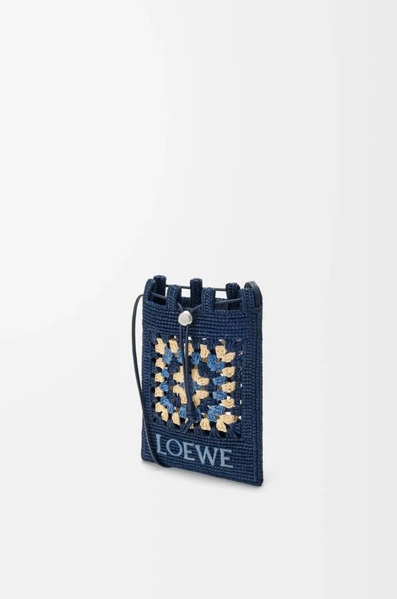 Kordelzugtasche aus klassischem Kalbsleder und Raffia Kordelzugtasche aus klassischem Kalbsleder und Raffia