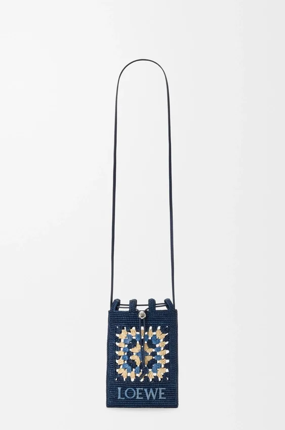 Kordelzugtasche aus klassischem Kalbsleder und Raffia Kordelzugtasche aus klassischem Kalbsleder und Raffia