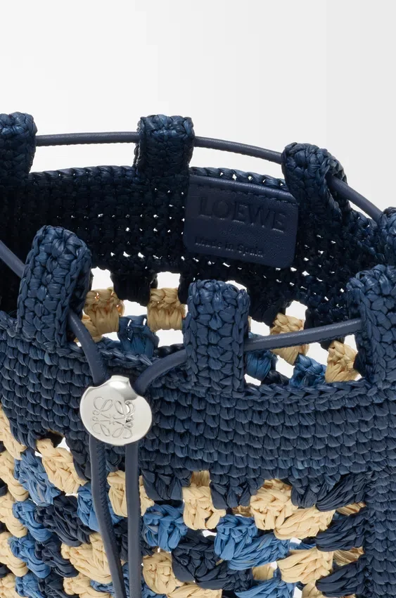 Kordelzugtasche aus klassischem Kalbsleder und Raffia Kordelzugtasche aus klassischem Kalbsleder und Raffia