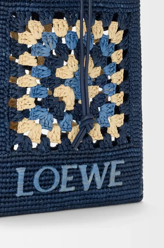 Kordelzugtasche aus klassischem Kalbsleder und Raffia Kordelzugtasche aus klassischem Kalbsleder und Raffia
