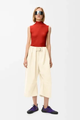 Kurze Hose mit Gürtel aus Baumwolle und Seide