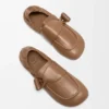 Loafer mit Toggle-Verschluss aus glänzendem, glattem Kalbsleder Loafer mit Toggle-Verschluss aus glänzendem, glattem Kalbsleder