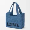 Loewe Font Tote in Raffia, mittelgroß Loewe Font Tote in Raffia, mittelgroß