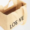 Loewe Font Tote in Raffia, mittelgroß Loewe Font Tote in Raffia, mittelgroß