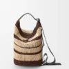 „Loop Bucket“ aus Raffia „Loop Bucket“ aus Raffia