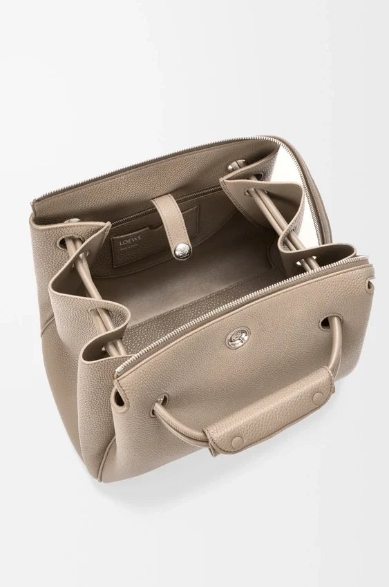 Madrid-Tasche in mittlerer Größe aus geschmeidigem, genarbtem Kalbsleder Madrid-Tasche in mittlerer Größe aus geschmeidigem, genarbtem Kalbsleder