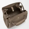Madrid-Tasche in mittlerer Größe aus geschmeidigem, genarbtem Kalbsleder Madrid-Tasche in mittlerer Größe aus geschmeidigem, genarbtem Kalbsleder