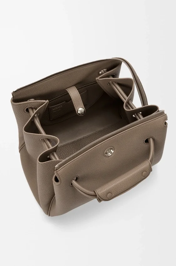 Madrid-Tasche in mittlerer Größe aus geschmeidigem, genarbtem Kalbsleder Madrid-Tasche in mittlerer Größe aus geschmeidigem, genarbtem Kalbsleder