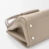 Madrid-Tasche in mittlerer Größe aus geschmeidigem, genarbtem Kalbsleder Madrid-Tasche in mittlerer Größe aus geschmeidigem, genarbtem Kalbsleder