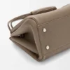 Madrid-Tasche in mittlerer Größe aus geschmeidigem, genarbtem Kalbsleder Madrid-Tasche in mittlerer Größe aus geschmeidigem, genarbtem Kalbsleder