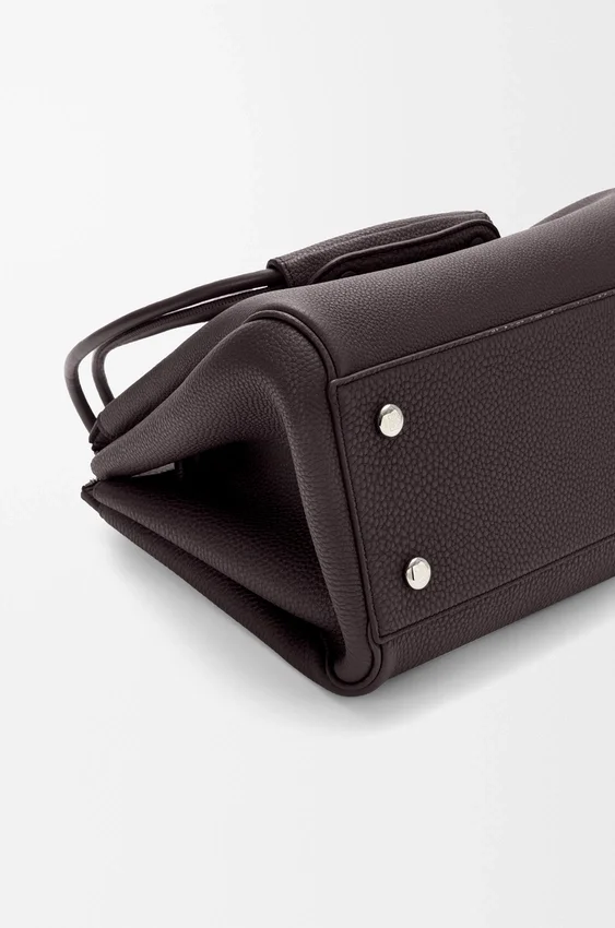 Madrid-Tasche in mittlerer Größe aus geschmeidigem, genarbtem Kalbsleder Madrid-Tasche in mittlerer Größe aus geschmeidigem, genarbtem Kalbsleder