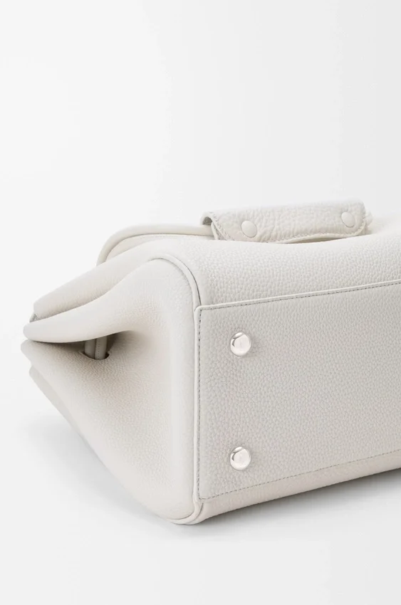 Madrid-Tasche in mittlerer Größe aus geschmeidigem, genarbtem Kalbsleder Madrid-Tasche in mittlerer Größe aus geschmeidigem, genarbtem Kalbsleder