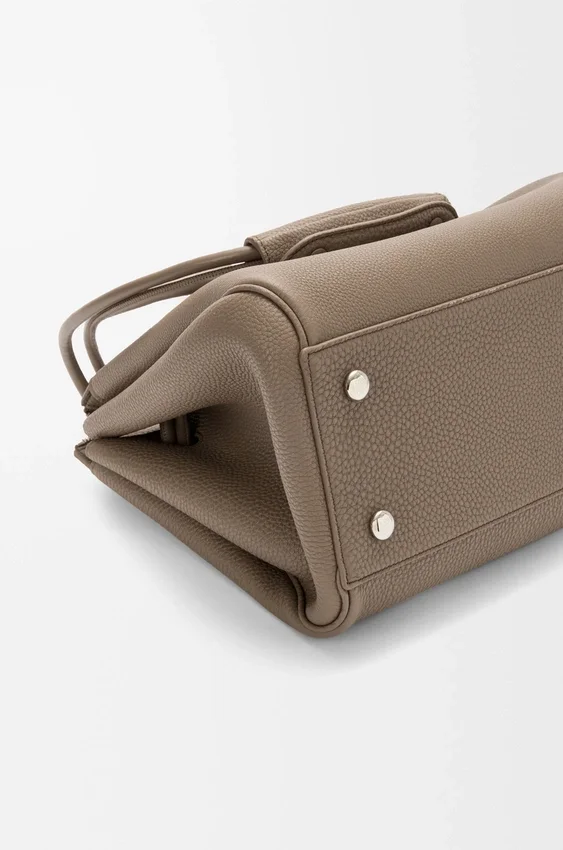 Madrid-Tasche in mittlerer Größe aus geschmeidigem, genarbtem Kalbsleder Madrid-Tasche in mittlerer Größe aus geschmeidigem, genarbtem Kalbsleder