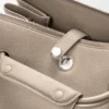 Madrid-Tasche in mittlerer Größe aus geschmeidigem, genarbtem Kalbsleder Madrid-Tasche in mittlerer Größe aus geschmeidigem, genarbtem Kalbsleder