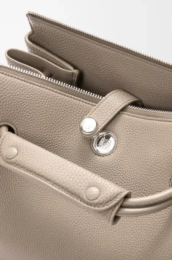 Madrid-Tasche in mittlerer Größe aus geschmeidigem, genarbtem Kalbsleder Madrid-Tasche in mittlerer Größe aus geschmeidigem, genarbtem Kalbsleder