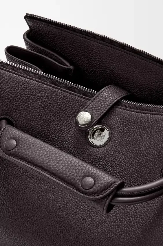 Madrid-Tasche in mittlerer Größe aus geschmeidigem, genarbtem Kalbsleder Madrid-Tasche in mittlerer Größe aus geschmeidigem, genarbtem Kalbsleder