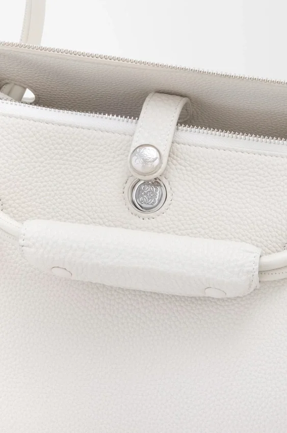 Madrid-Tasche in mittlerer Größe aus geschmeidigem, genarbtem Kalbsleder Madrid-Tasche in mittlerer Größe aus geschmeidigem, genarbtem Kalbsleder