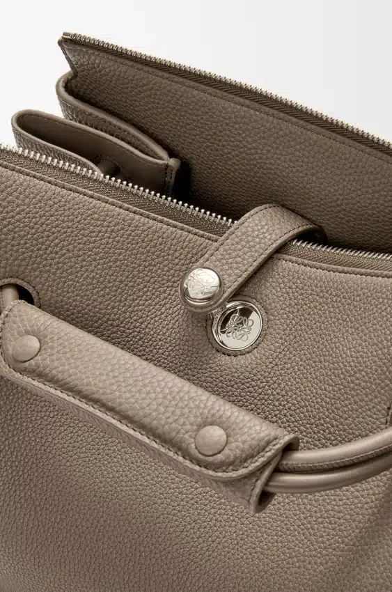 Madrid-Tasche in mittlerer Größe aus geschmeidigem, genarbtem Kalbsleder Madrid-Tasche in mittlerer Größe aus geschmeidigem, genarbtem Kalbsleder
