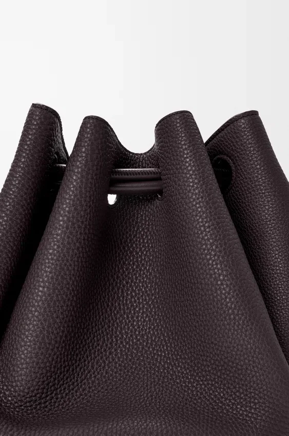 Madrid-Tasche in mittlerer Größe aus geschmeidigem, genarbtem Kalbsleder Madrid-Tasche in mittlerer Größe aus geschmeidigem, genarbtem Kalbsleder