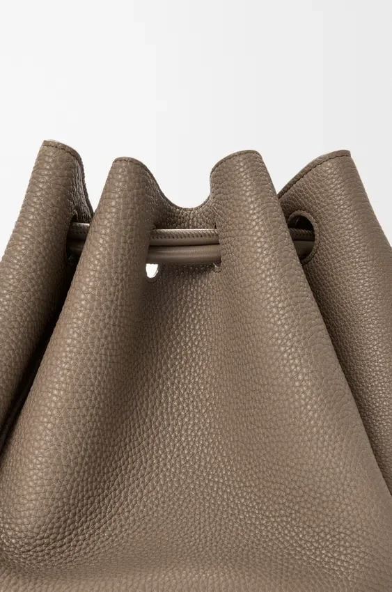 Madrid-Tasche in mittlerer Größe aus geschmeidigem, genarbtem Kalbsleder Madrid-Tasche in mittlerer Größe aus geschmeidigem, genarbtem Kalbsleder