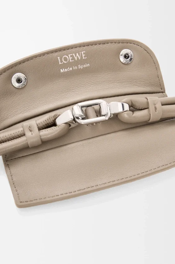 Madrid-Tasche in mittlerer Größe aus geschmeidigem, genarbtem Kalbsleder Madrid-Tasche in mittlerer Größe aus geschmeidigem, genarbtem Kalbsleder