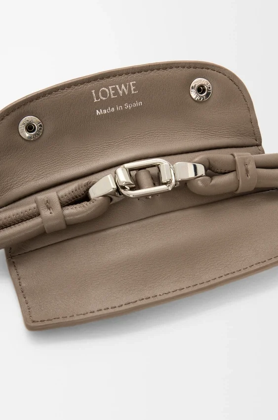 Madrid-Tasche in mittlerer Größe aus geschmeidigem, genarbtem Kalbsleder Madrid-Tasche in mittlerer Größe aus geschmeidigem, genarbtem Kalbsleder