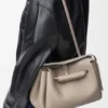 Madrid-Tasche in mittlerer Größe aus geschmeidigem, genarbtem Kalbsleder Madrid-Tasche in mittlerer Größe aus geschmeidigem, genarbtem Kalbsleder