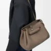 Madrid-Tasche in mittlerer Größe aus geschmeidigem, genarbtem Kalbsleder Madrid-Tasche in mittlerer Größe aus geschmeidigem, genarbtem Kalbsleder