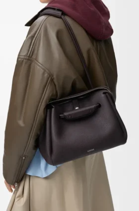 Madrid-Tasche in mittlerer Größe aus geschmeidigem, genarbtem Kalbsleder Madrid-Tasche in mittlerer Größe aus geschmeidigem, genarbtem Kalbsleder