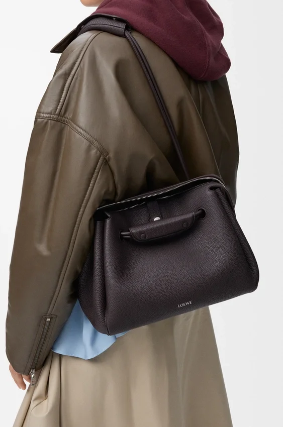 Madrid-Tasche in mittlerer Größe aus geschmeidigem, genarbtem Kalbsleder Madrid-Tasche in mittlerer Größe aus geschmeidigem, genarbtem Kalbsleder