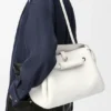 Madrid-Tasche in mittlerer Größe aus geschmeidigem, genarbtem Kalbsleder Madrid-Tasche in mittlerer Größe aus geschmeidigem, genarbtem Kalbsleder