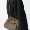 Madrid-Tasche in mittlerer Größe aus geschmeidigem, genarbtem Kalbsleder Madrid-Tasche in mittlerer Größe aus geschmeidigem, genarbtem Kalbsleder