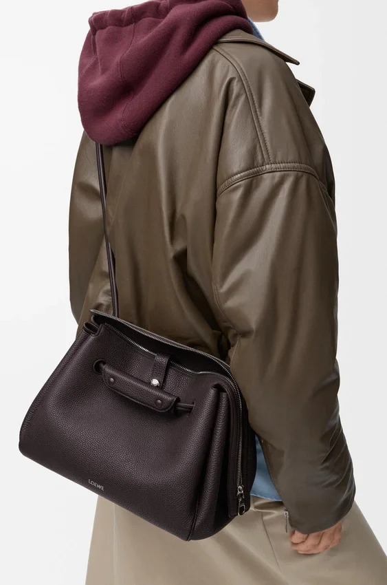 Madrid-Tasche in mittlerer Größe aus geschmeidigem, genarbtem Kalbsleder Madrid-Tasche in mittlerer Größe aus geschmeidigem, genarbtem Kalbsleder