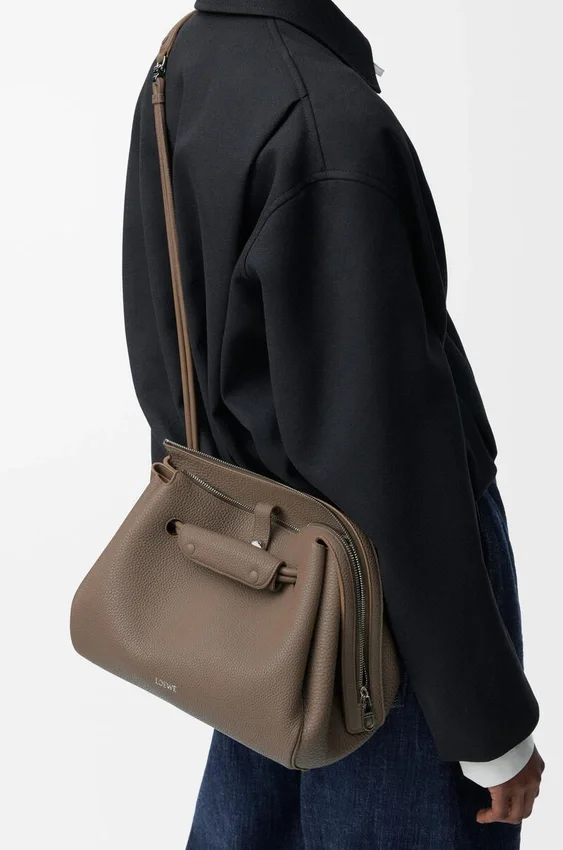 Madrid-Tasche in mittlerer Größe aus geschmeidigem, genarbtem Kalbsleder Madrid-Tasche in mittlerer Größe aus geschmeidigem, genarbtem Kalbsleder