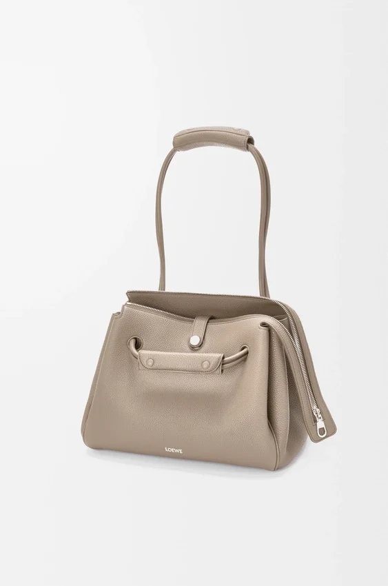 Madrid-Tasche in mittlerer Größe aus geschmeidigem, genarbtem Kalbsleder Madrid-Tasche in mittlerer Größe aus geschmeidigem, genarbtem Kalbsleder