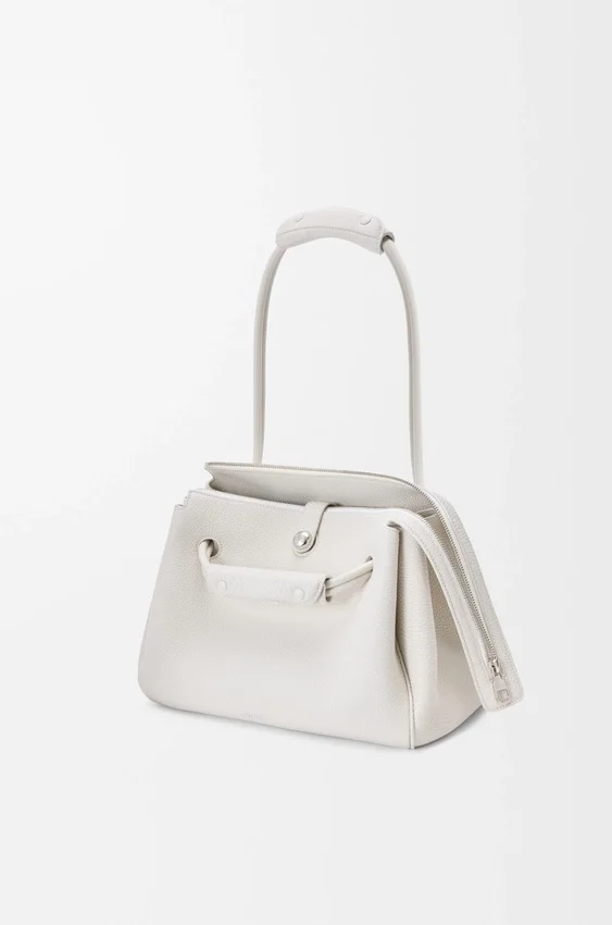Madrid-Tasche in mittlerer Größe aus geschmeidigem, genarbtem Kalbsleder Madrid-Tasche in mittlerer Größe aus geschmeidigem, genarbtem Kalbsleder
