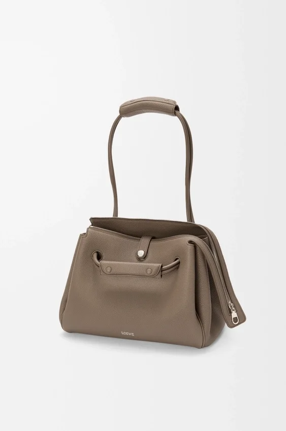 Madrid-Tasche in mittlerer Größe aus geschmeidigem, genarbtem Kalbsleder Madrid-Tasche in mittlerer Größe aus geschmeidigem, genarbtem Kalbsleder