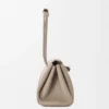 Madrid-Tasche in mittlerer Größe aus geschmeidigem, genarbtem Kalbsleder Madrid-Tasche in mittlerer Größe aus geschmeidigem, genarbtem Kalbsleder