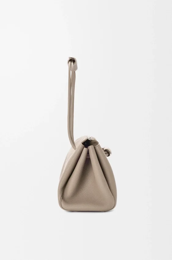 Madrid-Tasche in mittlerer Größe aus geschmeidigem, genarbtem Kalbsleder Madrid-Tasche in mittlerer Größe aus geschmeidigem, genarbtem Kalbsleder