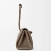 Madrid-Tasche in mittlerer Größe aus geschmeidigem, genarbtem Kalbsleder Madrid-Tasche in mittlerer Größe aus geschmeidigem, genarbtem Kalbsleder