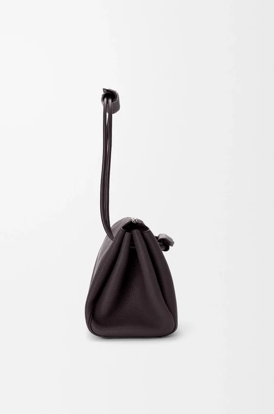 Madrid-Tasche in mittlerer Größe aus geschmeidigem, genarbtem Kalbsleder Madrid-Tasche in mittlerer Größe aus geschmeidigem, genarbtem Kalbsleder
