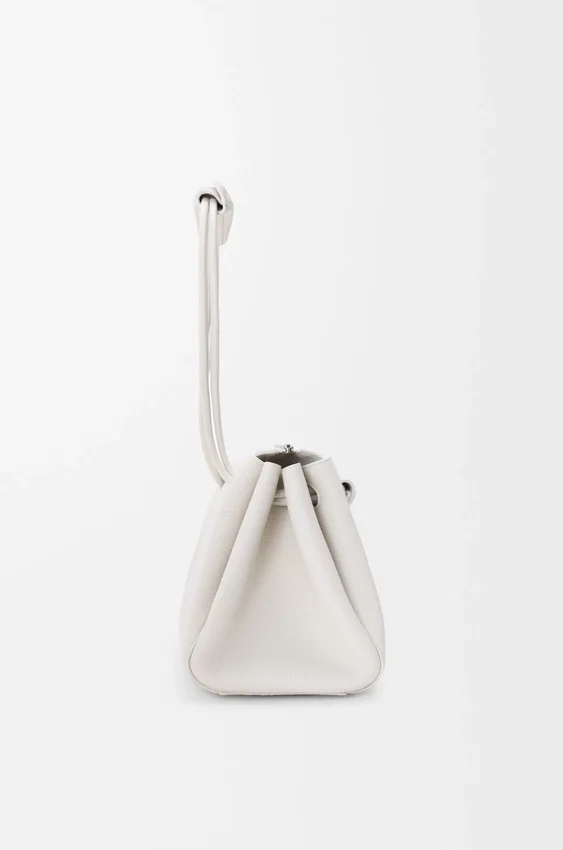 Madrid-Tasche in mittlerer Größe aus geschmeidigem, genarbtem Kalbsleder Madrid-Tasche in mittlerer Größe aus geschmeidigem, genarbtem Kalbsleder