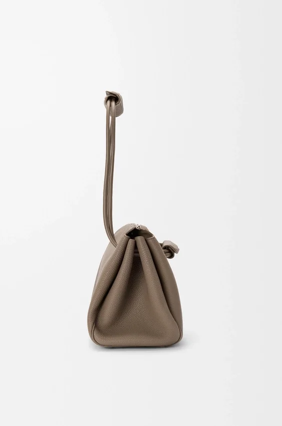 Madrid-Tasche in mittlerer Größe aus geschmeidigem, genarbtem Kalbsleder Madrid-Tasche in mittlerer Größe aus geschmeidigem, genarbtem Kalbsleder