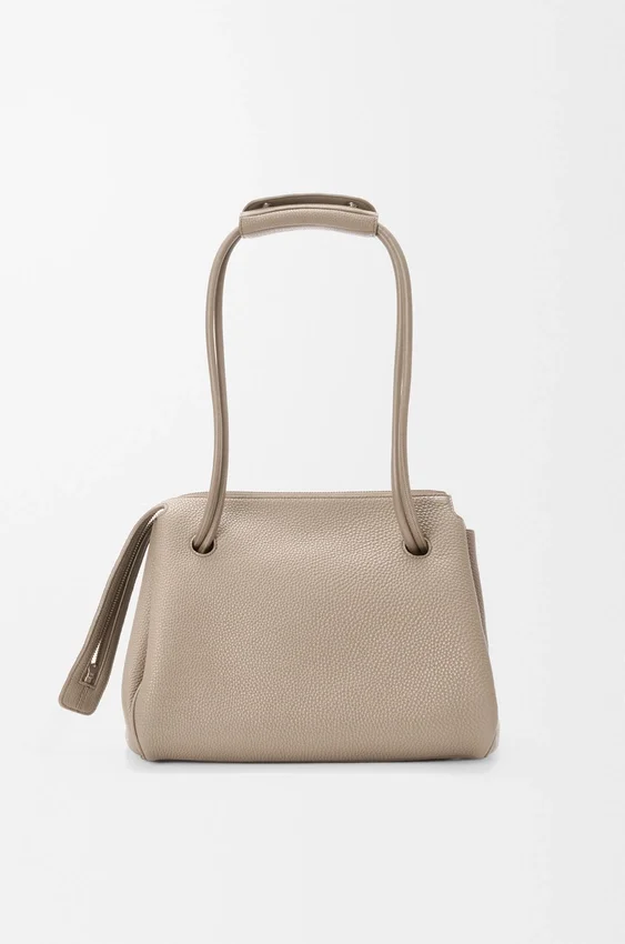 Madrid-Tasche in mittlerer Größe aus geschmeidigem, genarbtem Kalbsleder Madrid-Tasche in mittlerer Größe aus geschmeidigem, genarbtem Kalbsleder