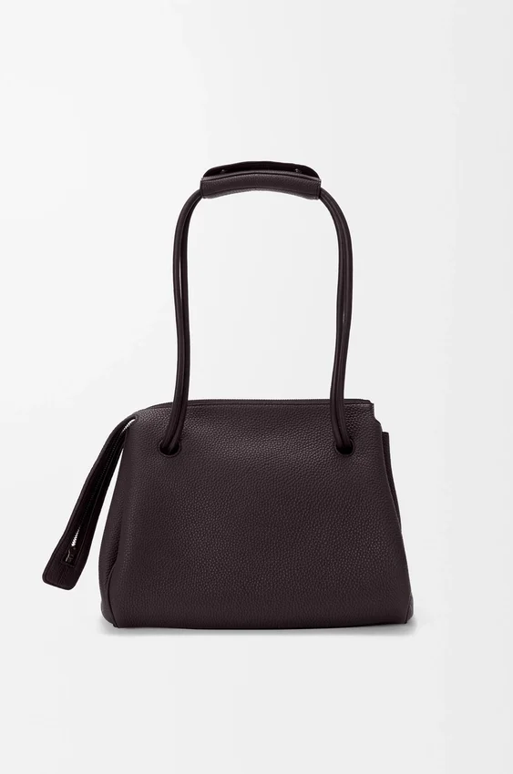 Madrid-Tasche in mittlerer Größe aus geschmeidigem, genarbtem Kalbsleder Madrid-Tasche in mittlerer Größe aus geschmeidigem, genarbtem Kalbsleder